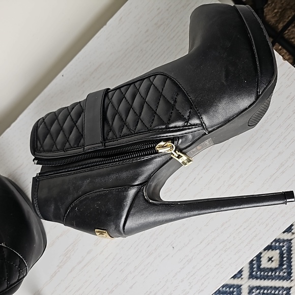 Bebe Booties (6) - Picture 6 of 8